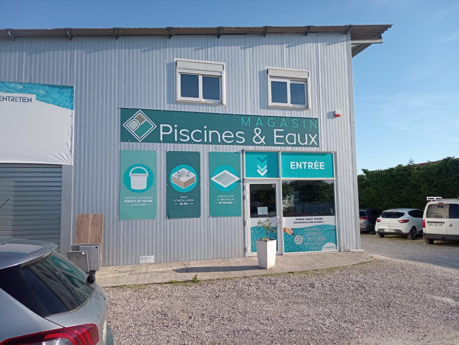 Nouvelle enseigne de Piscines et Eaux, pisciniste situé à Balan dans l'Ain